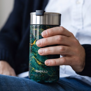 Quokka Boost Coffee Tumbler nerūdijančiojo plieno termo puodelis su sieteliu, 400 ml, Žaliasis akmuo