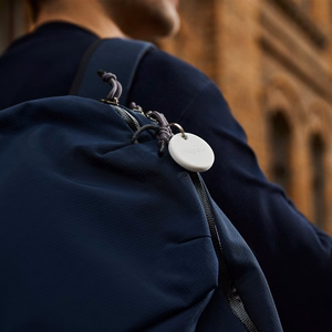 Baltas „Chipolo POP“ Bluetooth sekiklis su keičiama baterija, skirtas „iOS“ ir „Android“ įrenginiams