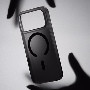 Juodas „Benks Magnetic Lucid Armor Pro“ kevlaro dėklas su metaliniu rėmeliu (C.K.PC.AP.BK.0073), skirtas iPhone 18 Pro Max / iPhone 17 Pro Max su „Camera Control“ mygtuku