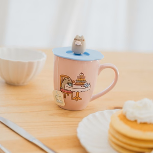 Pusheen – keraminis puodelis su silikoniniu dangteliu ir 3D figūrėle, 350 ml