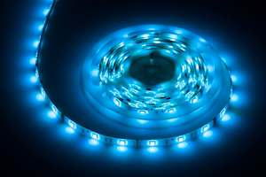 Apšvietimo rinkinys su 5050 SMD LED juosta (150 LED), maitinimo šaltiniu ir spalvų valdikliu