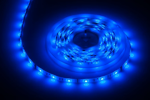 Apšvietimo rinkinys su 5050 SMD LED juosta (150 LED), maitinimo šaltiniu ir spalvų valdikliu