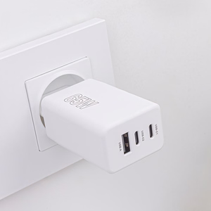 "Maxlife MXTC-08-65ACC PD QC įkroviklis 2x USB-C 1x USB 65W baltas