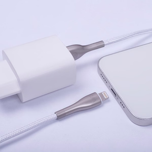 Forever Sleek laidas USB - Lightning 1,0 m 2.4A baltas