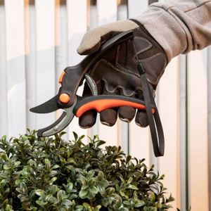 Sekatorius BLACK+DECKER su prasilenkiančiais ašmenimis, 20,3 cm