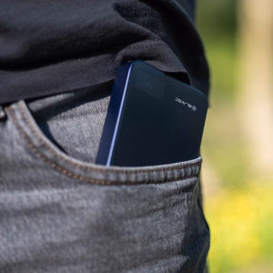 Blavec išorinė baterija 10000mAh BJ-04 Slim 13,5mm - Type C - 22,5W magnetinė Magsafe 3 in 1 (PBBJ04-MC10N) tamsiai mėlyna stiklas