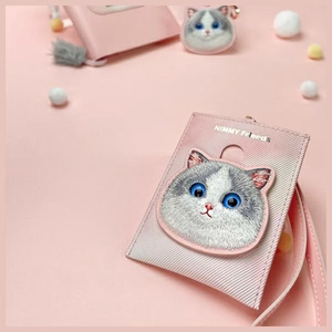 Nimmy Big Eyed Pet 2.0 Cat Piniginė su kortelių laikikliu - rožinė