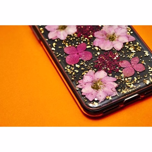Puro Glam Hippie Chic dėklas, skirtas iPhone XR, su tikrais žaliais gėlių žiedlapiais