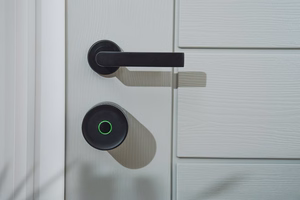 Yale Linus Smart Lock L2 Lite - умный дверной замок черный