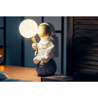 Mėnulio stalo lempa ASTRONAUTAS sėdintis Art Deco (modelis 4) AMTL