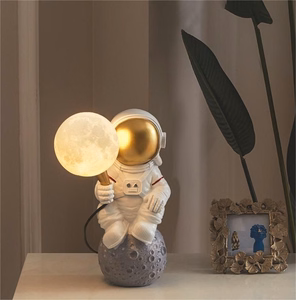Mėnulio stalo lempa ASTRONAUTAS sėdintis Art Deco (modelis 4) AMTL