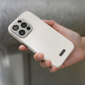 Moshi Napa MagSafe aukštos kokybės veganiškos odos dėklas, skirtas iPhone 15, „Eggnog White“ spalvos