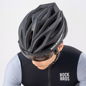 Rockbros dviratininko šalmas su skydeliu ir nuimamais apsauginiais UV akiniais, unisex - juodas/rudas