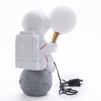 Mėnulio stalo lempa ASTRONAUTAS sėdintis Art Deco (modelis 4) AMTL