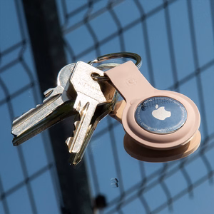Crong Silicone dėklas, skirtas Apple AirTag 1 / 2, su žiedu raktams, smėlio rausvas