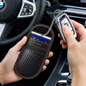 „Tech-Protect KLR100“ automobilio rakto dėklas su RFID apsauga ir kortelių skyreliais – juodas su raudona spalva