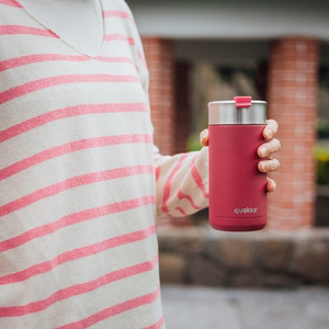 Quokka Boost Coffee Tumbler nerūdijančiojo plieno termo puodelis su sieteliu, 400 ml, Maroon