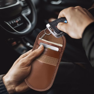 Tech-Protect KLR100 automobilio raktų dėklas su RFID apsauga - rudas