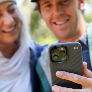 Чехол Speck Presidio2 Grip для iPhone 15 Plus / 14 Plus, с нескользящим покрытием, цветовая комбинация «Charcoal / Cool Bronze / Slate»