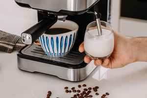 Pusiau automatinis kavos aparatas TEESA AROMA 450
