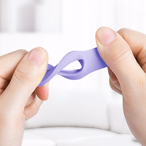 Crong silikoninis apsauginis dėklas su raktų žiedu, skirtas Apple AirTag 1 / 2, violetinis