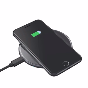 Crong PowerSpot Qi 15 W USB-C belaidis įkroviklis su grūdinto stiklo danga, „Shadow Black“ spalvos