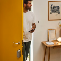 „Yale“ išmaniosios signalizacijos pradinis rinkinys 6 elementai - valdymo blokas, sirena, klaviatūra, nuotolinio valdymo pultas, judesio jutiklis, langų/durų jutiklis