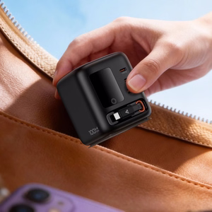 Acefast Z10 GaN 100 W 3 × USB stalinis įkroviklis su ištraukiamu USB-C laidu ir TFT ekranu, juodas