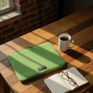 Tucano Colore2 neopreninis įmautės tipo dėklas, skirtas 13 col. MacBook Air (M5/M4/M3/M2/M1, 2026–2018), 13 col. MacBook Pro ir 12 col. nešiojamiesiems kompiuteriams, žalias