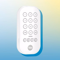 Yale išmaniosios signalizacijos pradinis rinkinys 7 elementai - valdymo pultas, klaviatūra, nuotolinio valdymo pultas, 2x judesio jutiklis, 2x lango/durų jutiklis