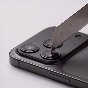 Juoda aliuminio ir grūdinto stiklo kameros modulio apsauga „Tech-Protect CamFull Fit+“, skirta „Apple iPhone 18 Pro Max“