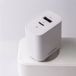 "Maxlife MXTC-06-30AC PD QC įkroviklis 1x USB-C 1x USB 30W baltas + USB-C - USB-C kabelis 60W
