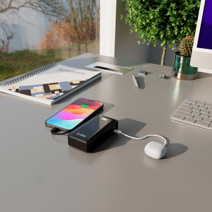 Išorinė baterija SBS 10000 mAh 20W su įmontuotu USB-C kabeliu ir skaitmenine indikacija - juoda