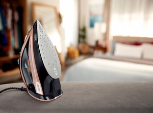 Tefal Ultimate Pure FV9845 – 3200 W steam iron with Durilium AirGlide Autoclean soleplate, black/copper