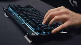 Logitech G PRO X TKL klaviatūra Žaidimams RD belaidis ryšys + „Bluetooth“ QWERTY JAV tarptautinė versija Rožinė