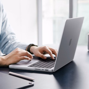 Spigen AirSkin dėklas, skirtas MacBook Pro 16" 2021 / 2023 / 2024 / 2025 / 2026 – skaidrus matinis