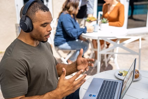 Poly Voyager Surround 80 UC Microsoft Teams sertifikuotos USB-C ausinės + USB-C/A adapteris