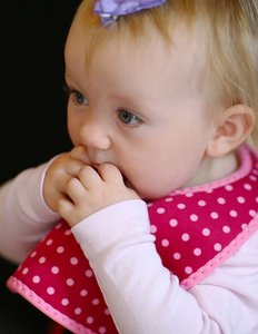 BUILT Mess Mate neopreno seilinukų mažyliams rinkinys, 2 vnt., Baby Pink Mini Dots