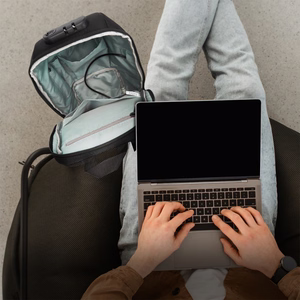 Wozinsky Premium vieno peties miesto kuprinė su apsauga nuo vagystės, organizatoriumi ir USB - juoda