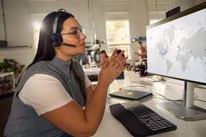 HP Poly Voyager Focus 2-M USB-C-C ausinės USB-C/A adapteris įkrovimo stovas
