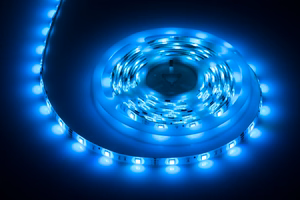 Apšvietimo rinkinys su 5050 SMD LED juosta (150 LED), maitinimo šaltiniu ir spalvų valdikliu