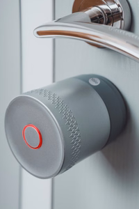Yale Linus Smart Lock L2 Lite - išmanioji durų spyna sidabrinė