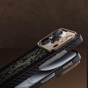 Juodas „Benks Magnetic Armor Air Knight“ kevlaro dėklas su metaliniu rėmeliu (C.K.FL.AP.GD.X073), skirtas iPhone 18 Pro Max / iPhone 17 Pro Max