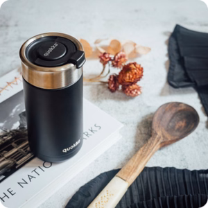 Quokka Boost Coffee Tumbler nerūdijančiojo plieno termo puodelis su sieteliu, 400 ml, Anglies juoda