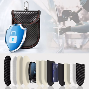 „Tech-Protect KLR100“ automobilio rakto dėklas su RFID apsauga ir kortelių skyreliais – juodas su raudona spalva