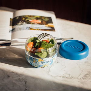 Quokka Bubble Food Jar 500 ml maisto indas, mėlynų bijūnų raštas