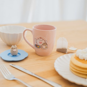 Pusheen – keraminis puodelis su silikoniniu dangteliu ir 3D figūrėle, 350 ml