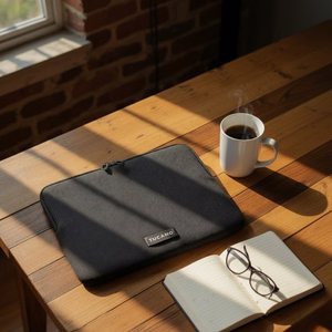 Tucano Colore2 neopreninis įmautės tipo dėklas, skirtas 13 col. MacBook Air (M5/M4/M3/M2/M1, 2026–2018), 13 col. MacBook Pro ir 12 col. nešiojamiesiems kompiuteriams, juodas