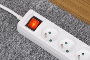 Rebel ilgintuvas, 3 lizdai + 2 USB lizdai, su jungikliu, 5 m