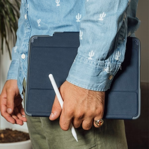 STM Dux Plus - patikimas dėklas, skirtas iPad 11" (2025) / 10.9" (2022) MIL-STD-810G su Apple Pencil laikikliu (juodas) EDU/COM versija